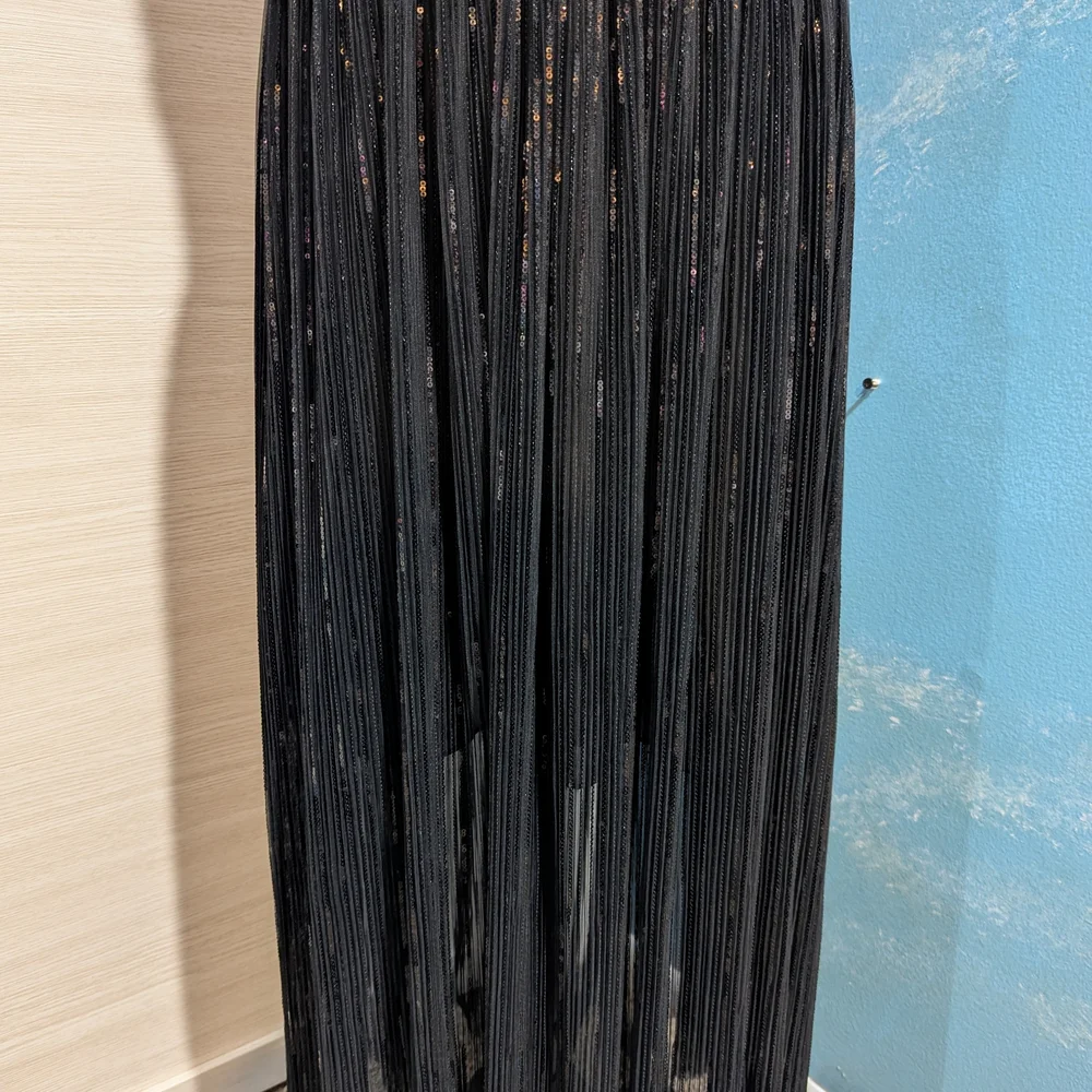Halston Elegant Black Evening Dress - Picture 3 of 14